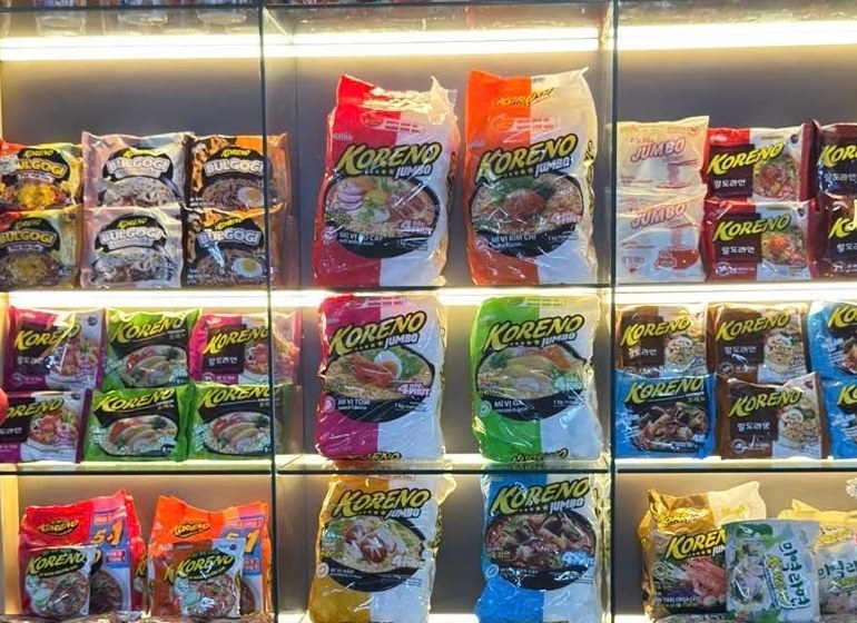 Kệ trưng bày đầy đủ các dòng mì Koreno chính hãng